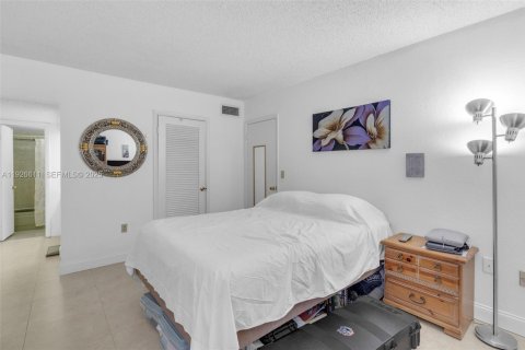 Condominio en venta en Hialeah, Florida, 1 dormitorio, 76.18 m2 № 1986524 - foto 15