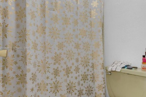 Condominio en venta en Hialeah, Florida, 1 dormitorio, 76.18 m2 № 1986524 - foto 19