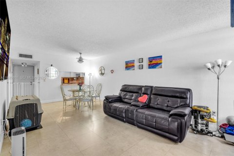 Condominio en venta en Hialeah, Florida, 1 dormitorio, 76.18 m2 № 1986524 - foto 6