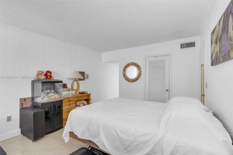 Condominio en venta en Hialeah, Florida, 1 dormitorio, 76.18 m2 № 1986524 - foto 16