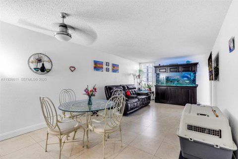 Condominio en venta en Hialeah, Florida, 1 dormitorio, 76.18 m2 № 1986524 - foto 3
