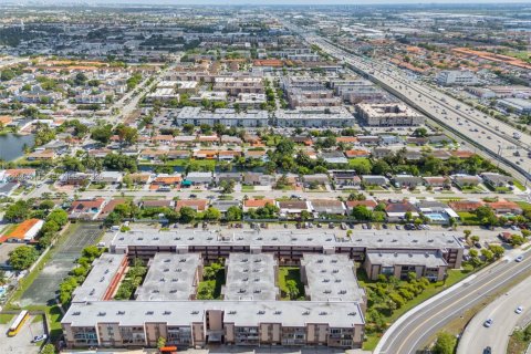 Condominio en venta en Hialeah, Florida, 1 dormitorio, 76.18 m2 № 1986524 - foto 29