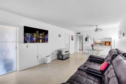 Condominio en venta en Hialeah, Florida, 1 dormitorio, 76.18 m2 № 1986524 - foto 5