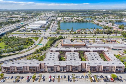 Condominio en venta en Hialeah, Florida, 1 dormitorio, 76.18 m2 № 1986524 - foto 23