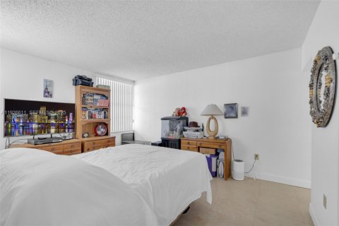Condominio en venta en Hialeah, Florida, 1 dormitorio, 76.18 m2 № 1986524 - foto 13