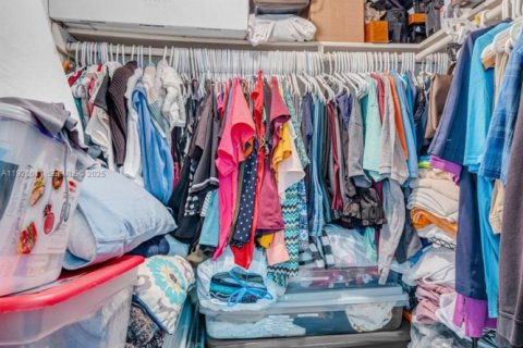 Condominio en venta en Hialeah, Florida, 1 dormitorio, 76.18 m2 № 1986524 - foto 17