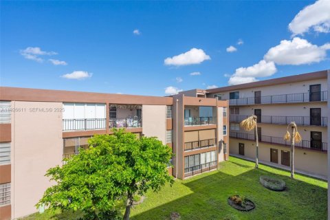 Condominio en venta en Hialeah, Florida, 1 dormitorio, 76.18 m2 № 1986524 - foto 22
