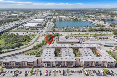 Condominio en venta en Hialeah, Florida, 1 dormitorio, 76.18 m2 № 1986524 - foto 2