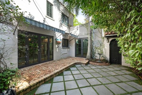 Casa en alquiler en Coral Gables, Florida, 4 dormitorios, 173.63 m2 № 2055438 - foto 2