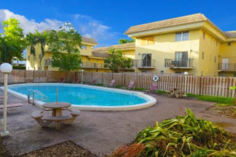 Condo in Miami, Florida, 1 bedroom  № 1832446 - photo 3
