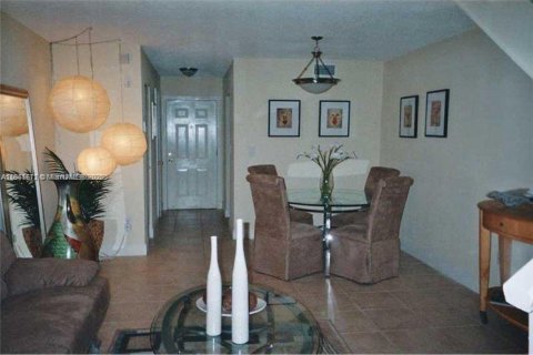 Condo in Miami, Florida, 1 bedroom  № 1832446 - photo 7