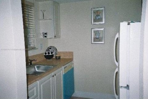 Condo in Miami, Florida, 1 bedroom  № 1832446 - photo 8