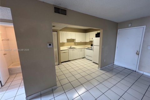 Condo in Pembroke Park, Florida, 2 bedrooms  № 2001380 - photo 2