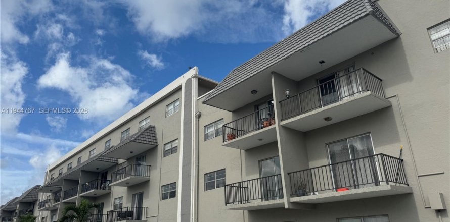 Condo in Pembroke Park, Florida, 2 bedrooms  № 2001380