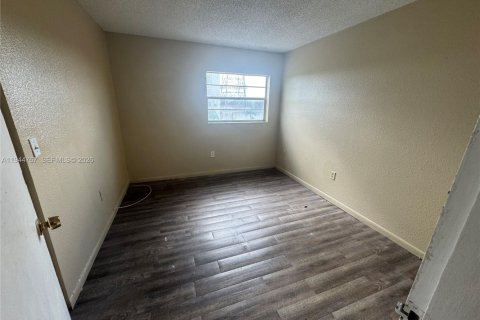 Condo in Pembroke Park, Florida, 2 bedrooms  № 2001380 - photo 4