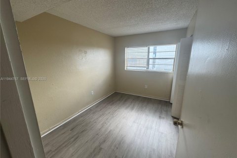 Condo in Pembroke Park, Florida, 2 bedrooms  № 2001380 - photo 3