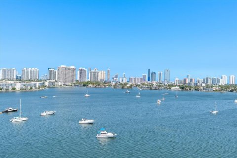Condo in North Miami Beach, Florida, 3 bedrooms  № 2075441