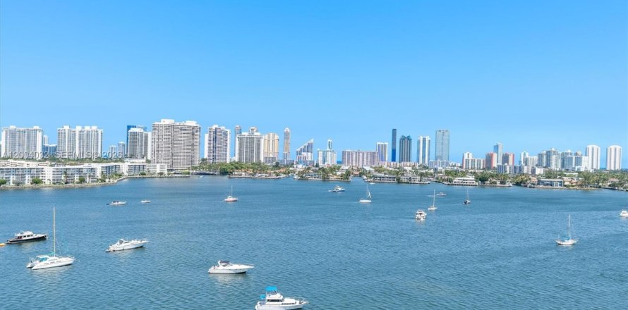 Condominio en North Miami Beach, Florida, 3 dormitorios № 2075441
