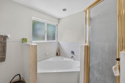 House in Miami, Florida 4 bedrooms, 218.6 sq.m. № 2264757 - photo 22