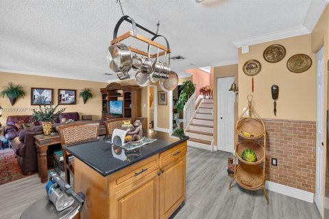 House in Miami, Florida 4 bedrooms, 218.6 sq.m. № 2264757 - photo 10