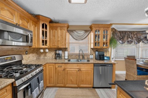 House in Miami, Florida 4 bedrooms, 218.6 sq.m. № 2264757 - photo 13