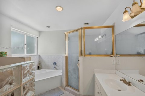 House in Miami, Florida 4 bedrooms, 218.6 sq.m. № 2264757 - photo 23