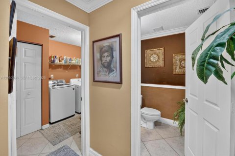 House in Miami, Florida 4 bedrooms, 218.6 sq.m. № 2264757 - photo 15