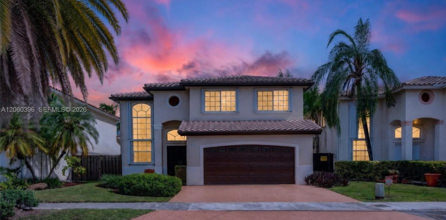 House in Miami, Florida 4 bedrooms, 218.6 sq.m. № 2264757