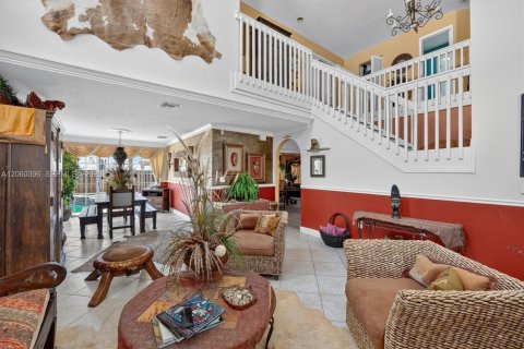 House in Miami, Florida 4 bedrooms, 218.6 sq.m. № 2264757 - photo 8