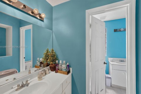 House in Miami, Florida 4 bedrooms, 218.6 sq.m. № 2264757 - photo 26
