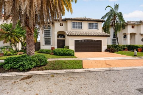House in Miami, Florida 4 bedrooms, 218.6 sq.m. № 2264757 - photo 2
