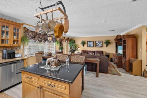 House in Miami, Florida 4 bedrooms, 218.6 sq.m. № 2264757 - photo 11