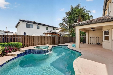 House in Miami, Florida 4 bedrooms, 218.6 sq.m. № 2264757 - photo 30