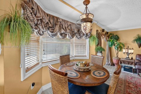 House in Miami, Florida 4 bedrooms, 218.6 sq.m. № 2264757 - photo 14
