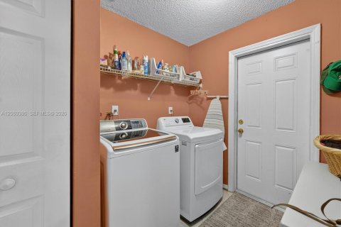 House in Miami, Florida 4 bedrooms, 218.6 sq.m. № 2264757 - photo 16
