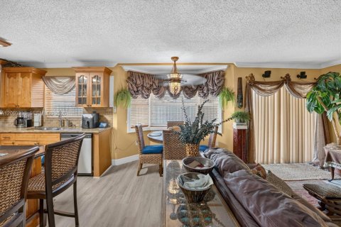 House in Miami, Florida 4 bedrooms, 218.6 sq.m. № 2264757 - photo 9
