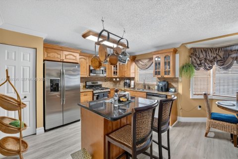 House in Miami, Florida 4 bedrooms, 218.6 sq.m. № 2264757 - photo 12