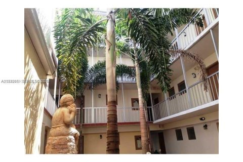 Commercial property in Bay Harbor Islands, Florida № 1989386 - photo 17