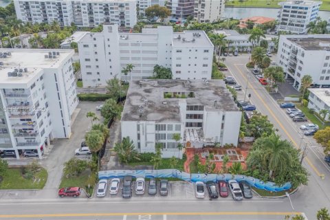 Commercial property in Bay Harbor Islands, Florida № 1989386 - photo 2