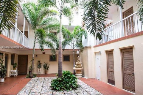 Commercial property in Bay Harbor Islands, Florida № 1989386 - photo 15