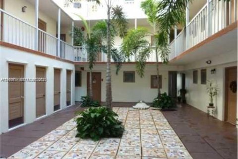 Commercial property in Bay Harbor Islands, Florida № 1989386 - photo 16