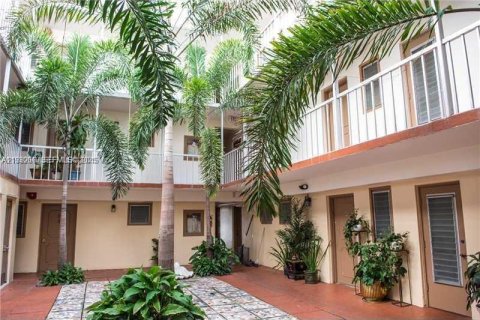 Commercial property in Bay Harbor Islands, Florida № 1989386 - photo 14