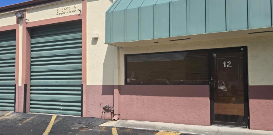 Commercial property in Margate, Florida № 2187402