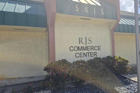 Commercial property in Margate, Florida № 2187402 - photo 2