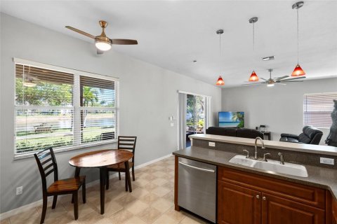 House in Cape Coral, Florida 5 bedrooms, 229.56 sq.m. № 1592493 - photo 21