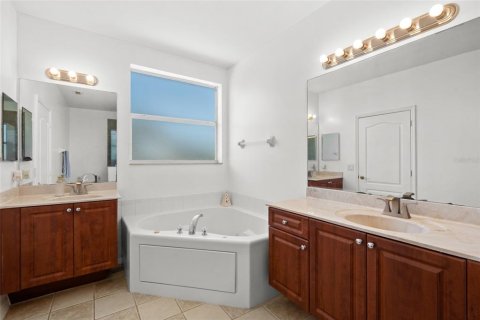 House in Cape Coral, Florida 5 bedrooms, 229.56 sq.m. № 1592493 - photo 26
