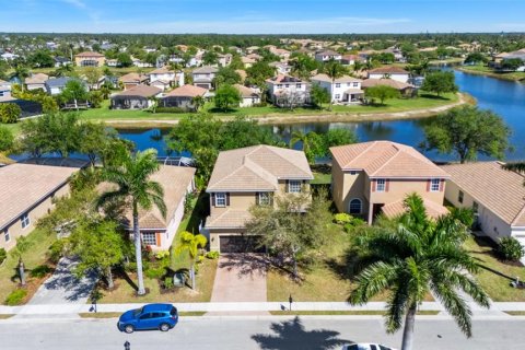 House in Cape Coral, Florida 5 bedrooms, 229.56 sq.m. № 1592493 - photo 1