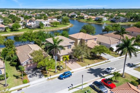 House in Cape Coral, Florida 5 bedrooms, 229.56 sq.m. № 1592493 - photo 3