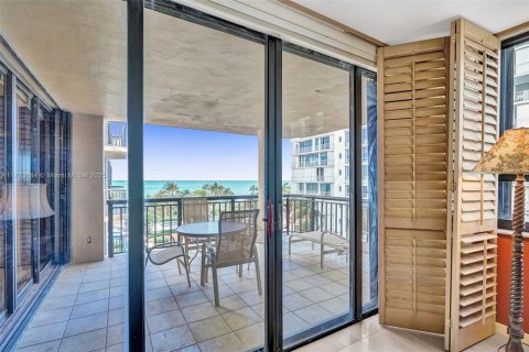 Copropriété à vendre à Bal Harbour, Floride: 2 chambres, 187.48 m2 № 2024536 - photo 11
