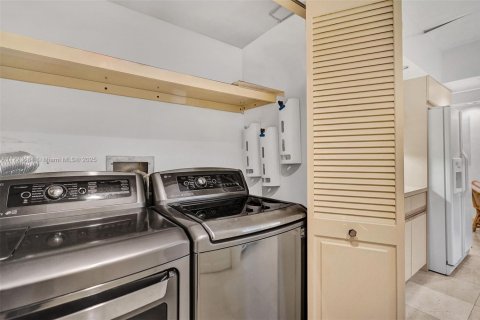 Copropriété à vendre à Bal Harbour, Floride: 2 chambres, 187.48 m2 № 2024536 - photo 29